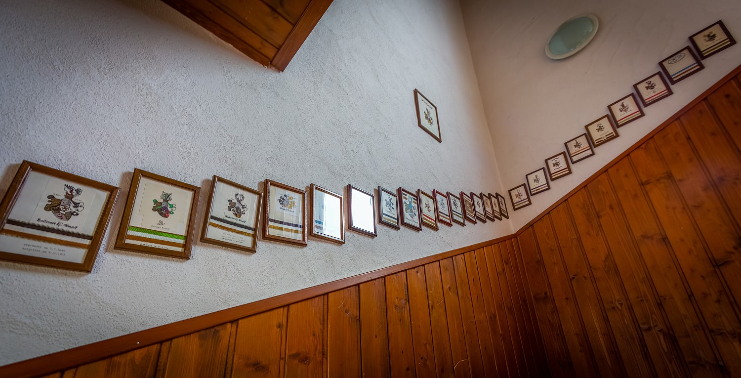 Treppenaufgang mit Wappenkarten der Wingolfsverbindungen
